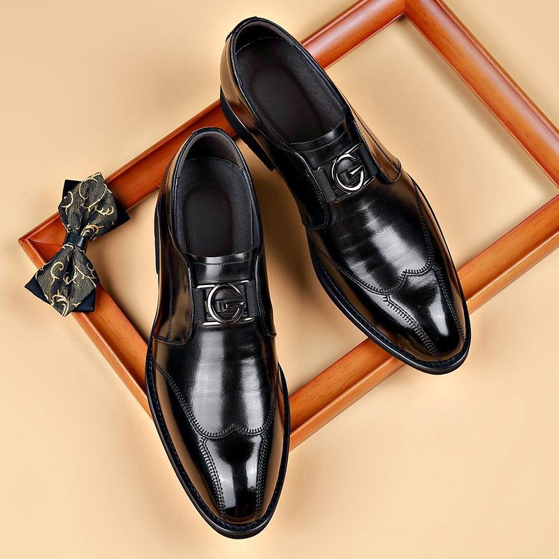 Men Shoes For Wedding - 新しい英国紳士ポインテッドメタルバッジオックスフォードシューズ男性用フォーマル結婚式プロムドレスホームカミングページェントザパティラスオンブレ