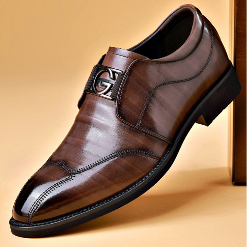 新しい英国紳士ポインテッドメタルバッジオックスフォードシュー - Men Shoes For Wedding のレビューと価格