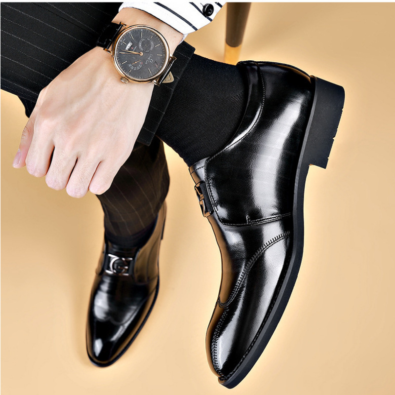 新しい英国紳士ポインテッドメタルバッジオックスフォードシュー - Men Shoes For Wedding のレビューと価格