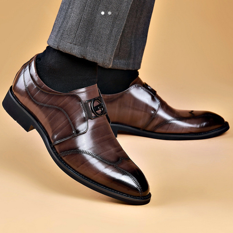新しい英国紳士ポインテッドメタルバッジオックスフォードシュー - Men Shoes For Wedding のレビューと価格